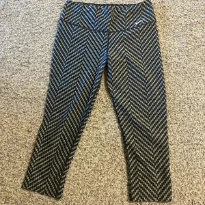 Nike Dri-Fit Legend 2.0 Training Zig Zag Capri Leggings | Size Small